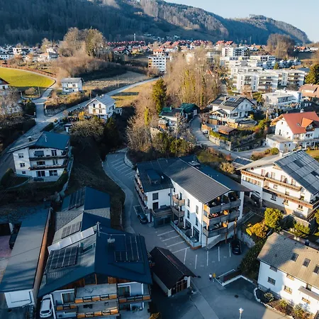 Arvia Living - In Altmuenster, Zentrale Lage, 7 Min Gehweg Zum Traunsee, Balkon, Kueche, Gratis Parkplatz & Wlan Daire