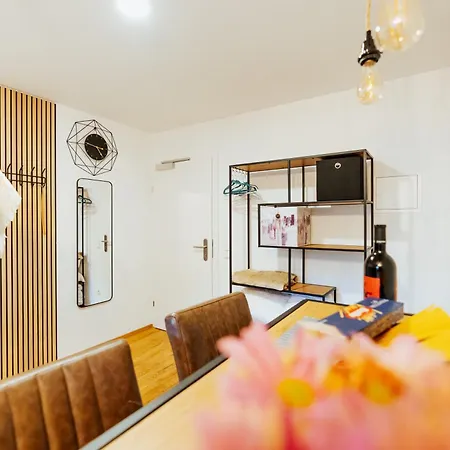 Daire Arvia Living - In Altmuenster, Zentrale Lage, 7 Min Gehweg Zum Traunsee, Balkon, Kueche, Gratis Parkplatz & Wlan *