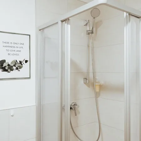 Daire Arvia Living - In Altmuenster, Zentrale Lage, 7 Min Gehweg Zum Traunsee, Balkon, Kueche, Gratis Parkplatz & Wlan Altmünster