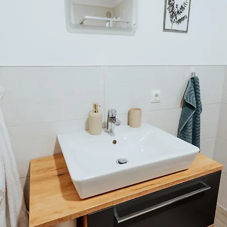 Daire Arvia Living - In Altmuenster, Zentrale Lage, 7 Min Gehweg Zum Traunsee, Balkon, Kueche, Gratis Parkplatz & Wlan Altmünster