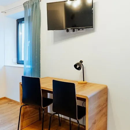 Arvia Living - In Altmuenster, Zentrale Lage, 7 Min Gehweg Zum Traunsee, Balkon, Kueche, Gratis Parkplatz & Wlan * Altmünster