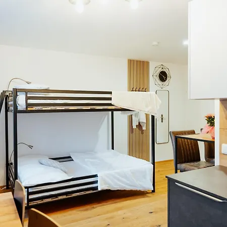 Arvia Living - In Altmuenster, Zentrale Lage, 7 Min Gehweg Zum Traunsee, Balkon, Kueche, Gratis Parkplatz & Wlan