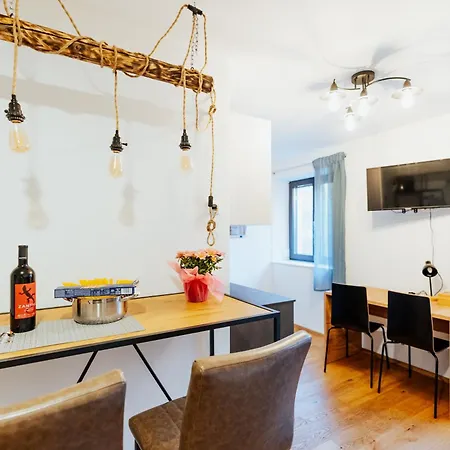 Arvia Living - In Altmuenster, Zentrale Lage, 7 Min Gehweg Zum Traunsee, Kueche, Gratis Parkplatz & Wlan Апартаменты *