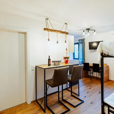 Arvia Living - In Altmuenster, Zentrale Lage, 7 Min Gehweg Zum Traunsee, Balkon, Kueche, Gratis Parkplatz & Wlan Daire