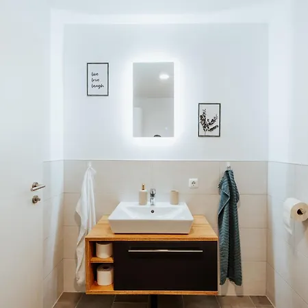 Апартаменты Arvia Living - In Altmuenster, Zentrale Lage, 7 Min Gehweg Zum Traunsee, Kueche, Gratis Parkplatz & Wlan