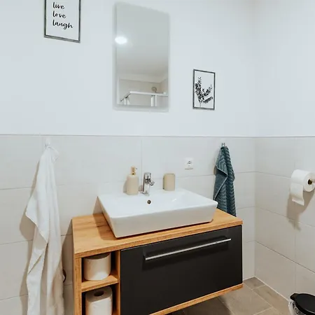 Arvia Living - In Altmuenster, Zentrale Lage, 7 Min Gehweg Zum Traunsee, Balkon, Kueche, Gratis Parkplatz & Wlan *