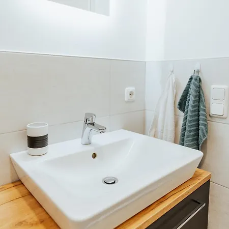 Arvia Living - In Altmuenster, Zentrale Lage, 7 Min Gehweg Zum Traunsee, Kueche, Gratis Parkplatz & Wlan Апартаменты Альтмюнстер