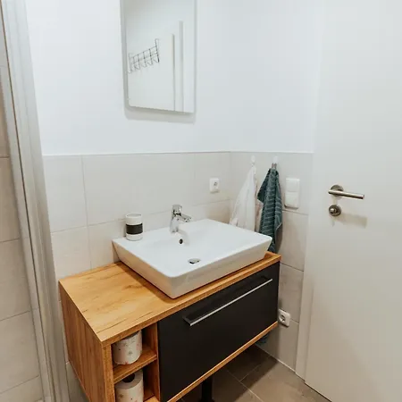 Arvia Living - In Altmuenster, Zentrale Lage, 7 Min Gehweg Zum Traunsee, Balkon, Kueche, Gratis Parkplatz & Wlan Daire