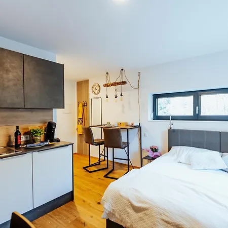 Arvia Living - In Altmuenster, Zentrale Lage, 7 Min Gehweg Zum Traunsee, Balkon, Kueche, Gratis Parkplatz & Wlan *