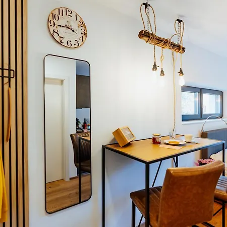 Arvia Living - In Altmuenster, Zentrale Lage, 7 Min Gehweg Zum Traunsee, Balkon, Kueche, Gratis Parkplatz & Wlan Daire *