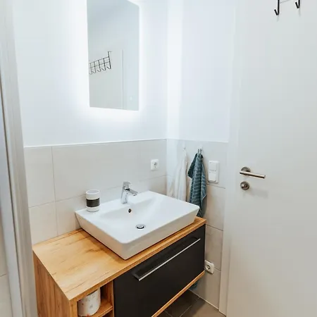 Arvia Living - In Altmuenster, Zentrale Lage, 7 Min Gehweg Zum Traunsee, Balkon, Kueche, Gratis Parkplatz & Wlan Daire *