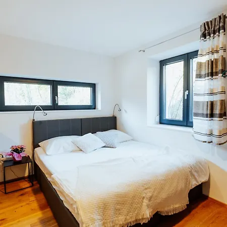 Arvia Living - In Altmuenster, Zentrale Lage, 7 Min Gehweg Zum Traunsee, Kueche, Gratis Parkplatz & Wlan Altmünster