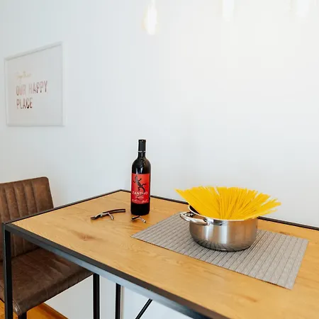 Arvia Living - In Altmuenster, Zentrale Lage, 7 Min Gehweg Zum Traunsee, Kueche, Gratis Parkplatz & Wlan * Альтмюнстер