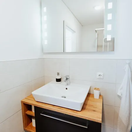 Arvia Living - In Altmuenster, Zentrale Lage, 7 Min Gehweg Zum Traunsee, Balkon, Kueche, Gratis Parkplatz & Wlan * Altmünster