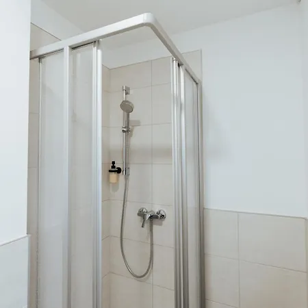 Arvia Living - In Altmuenster, Zentrale Lage, 7 Min Gehweg Zum Traunsee, Kueche, Gratis Parkplatz & Wlan Апартаменты Альтмюнстер