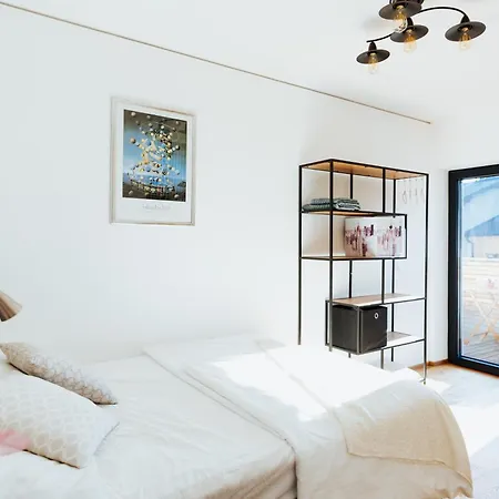 Daire Arvia Living - In Altmuenster, Zentrale Lage, 7 Min Gehweg Zum Traunsee, Balkon, Kueche, Gratis Parkplatz & Wlan