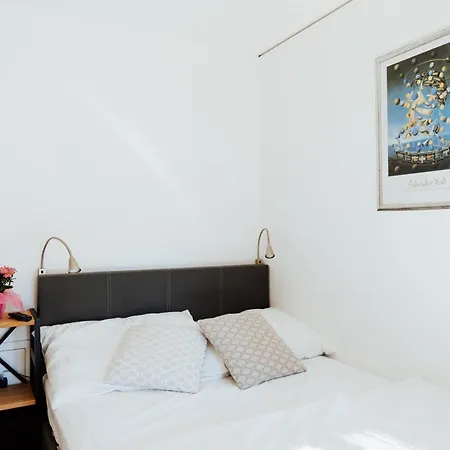 Arvia Living - In Altmuenster, Zentrale Lage, 7 Min Gehweg Zum Traunsee, Kueche, Gratis Parkplatz & Wlan Апартаменты Альтмюнстер