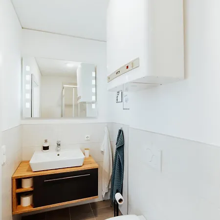 Arvia Living - In Altmuenster, Zentrale Lage, 7 Min Gehweg Zum Traunsee, Balkon, Kueche, Gratis Parkplatz & Wlan Daire