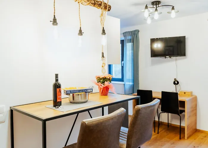 Arvia Living - In Altmuenster, Zentrale Lage, 7 Min Gehweg Zum Traunsee, Kueche, Gratis Parkplatz & Wlan