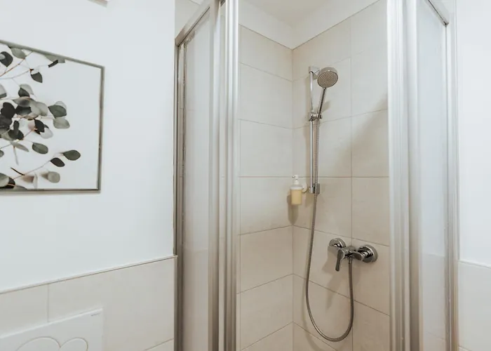 Apartmán Arvia Living - In Altmuenster, Zentrale Lage, 7 Min Gehweg Zum Traunsee, Kueche, Gratis Parkplatz & Wlan Altmünster