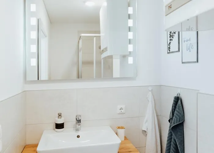 Arvia Living - In Altmuenster, Zentrale Lage, 7 Min Gehweg Zum Traunsee, Kueche, Gratis Parkplatz & Wlan