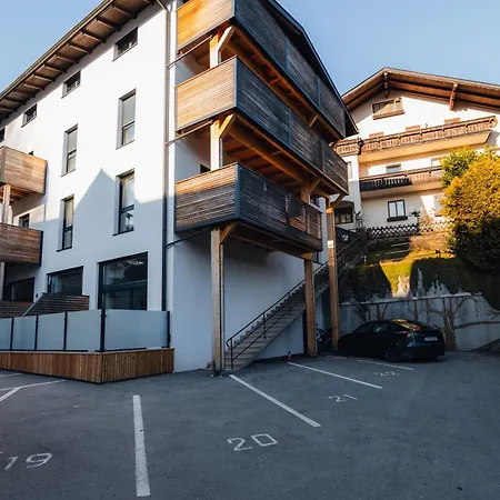 Appartement Arvia Living - In Altmuenster, Zentrale Lage, 7 Min Gehweg Zum Traunsee, Kueche, Gratis Parkplatz & Wlan Altmünster