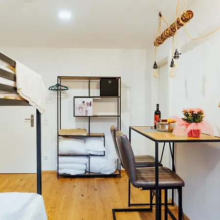 Arvia Living - In Altmuenster, Zentrale Lage, 7 Min Gehweg Zum Traunsee, Kueche, Gratis Parkplatz & Wlan Appartement *