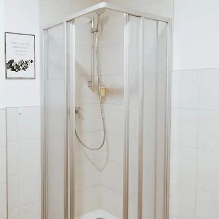 Arvia Living - In Altmuenster, Zentrale Lage, 7 Min Gehweg Zum Traunsee, Kueche, Gratis Parkplatz & Wlan Appartement Altmünster