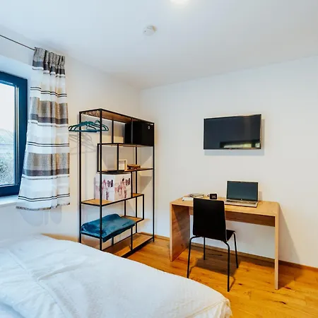 Arvia Living - In Altmuenster, Zentrale Lage, 7 Min Gehweg Zum Traunsee, Kueche, Gratis Parkplatz & Wlan