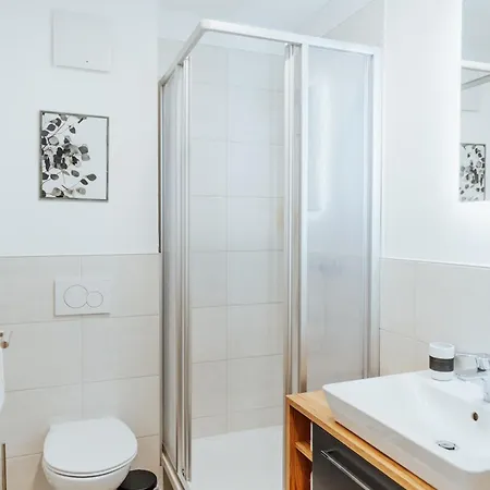 Arvia Living - In Altmuenster, Zentrale Lage, 7 Min Gehweg Zum Traunsee, Kueche, Gratis Parkplatz & Wlan * Altmünster