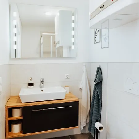 Appartement Arvia Living - In Altmuenster, Zentrale Lage, 7 Min Gehweg Zum Traunsee, Kueche, Gratis Parkplatz & Wlan *