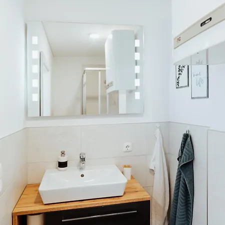 Arvia Living - In Altmuenster, Zentrale Lage, 7 Min Gehweg Zum Traunsee, Kueche, Gratis Parkplatz & Wlan