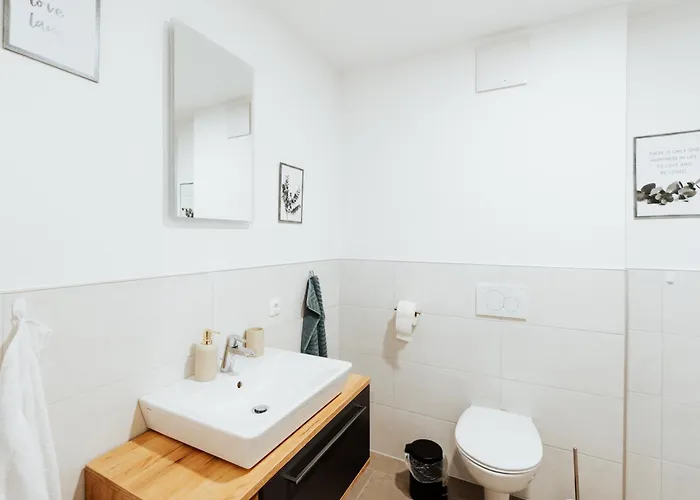 Arvia Living - In Altmuenster, Zentrale Lage, 7 Min Gehweg Zum Traunsee, Kueche, Gratis Parkplatz & Wlan