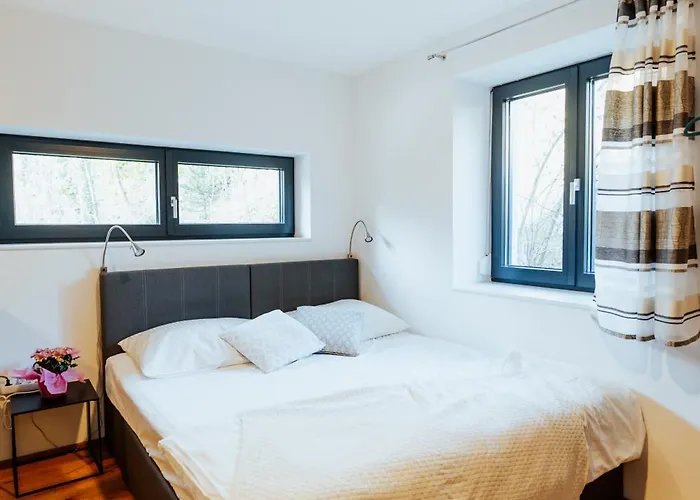 Arvia Living - In Altmuenster, Zentrale Lage, 7 Min Gehweg Zum Traunsee, Kueche, Gratis Parkplatz & Wlan Altmünster